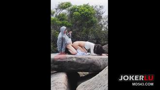  約到健身腹肌女推成功把她抓來一起雙人車上