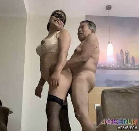  大爷头发都白了被风骚熟女勾引到宾馆玩3P老将出马依然雄风不减