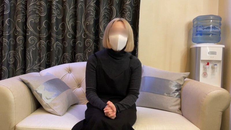 FC2-PPV-4647864 個性與氣質存在性感差距的27歲美髮師。她迷失在許久未擁有的雞巴裡，發出狂喜的呻吟。